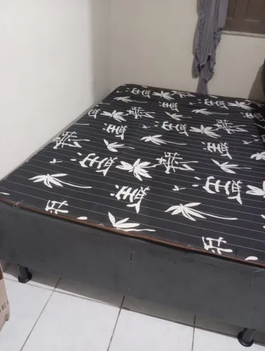 Cama box casal acompanha um pillow top de casal