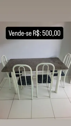Mesa de mármore com seis cadeiras