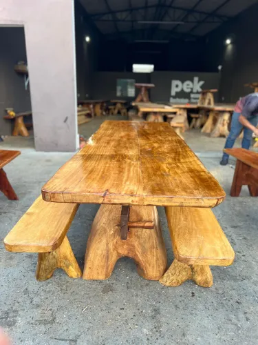 Mesa de madeira rústica 