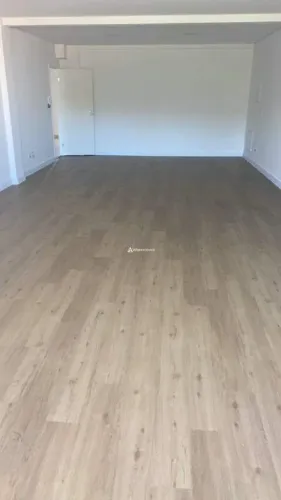 Sala Comercial c/ 50m², para aluguel no bairro Centro em Bom Jesus dos Perdões por 1.850,0
