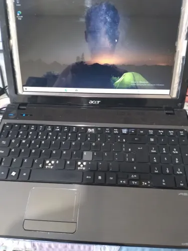 Notebook Acer com 4 giga e 500 de HD com uma tela de 14 e teclado com defeito.