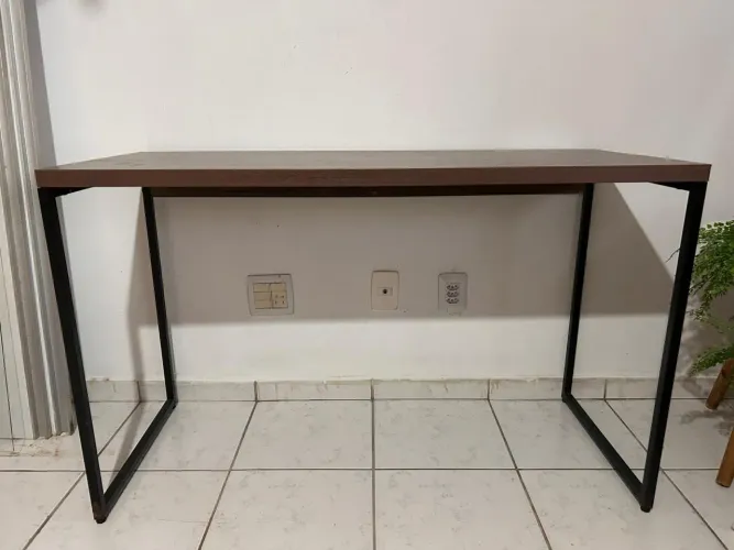 Mesa estilo industrial bem conservada