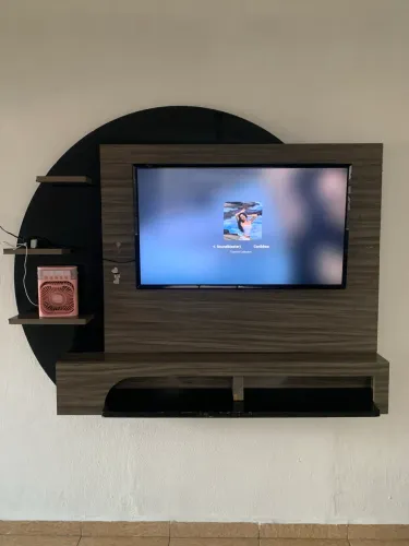 Painel para TV com Rack e Prateleiras
