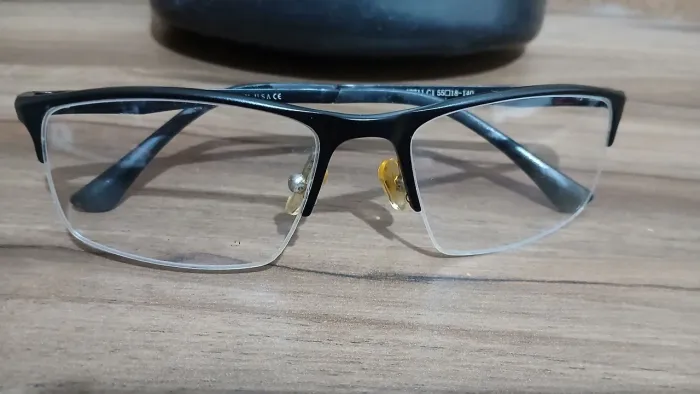 Armação de Óculos de Grau Preto Meio Aro (Fio de Nylon) + Estojo