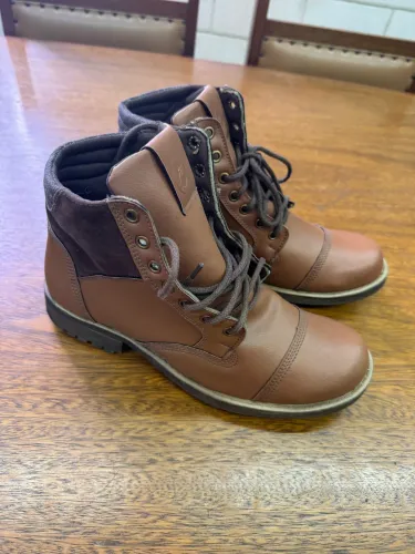 Bota de couro marrom 39