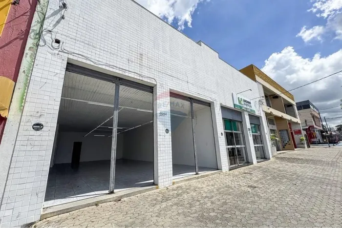 Galpão com 215 m², pé-direito alto, estrutura para mezanino e localização com alto fluxo n