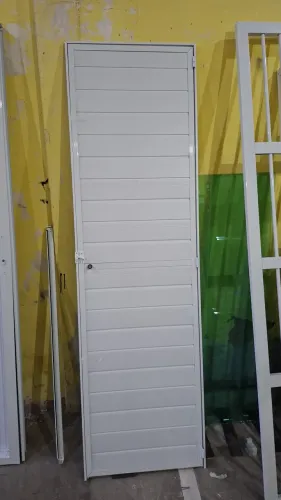 Porta de alumínio com pvc.