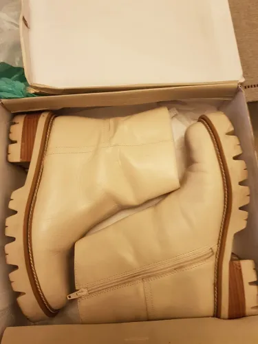 Bota em couro Arezzo