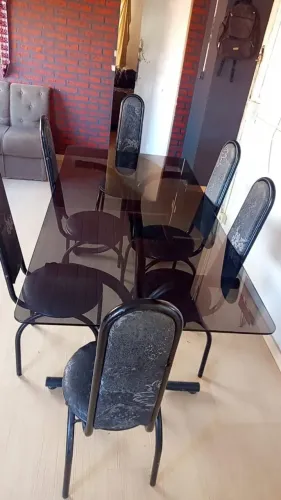 Vende -se uma mesa fume com seis cadeiras