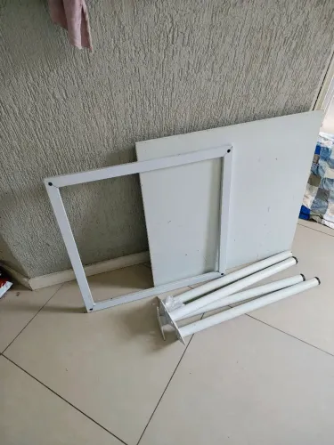 Mesa de metal com tampo de vidro