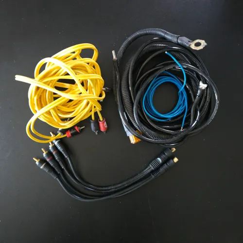 Kit instalação de som C/ cabo RCA, split rca, força e fusível.