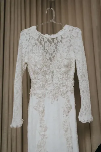 Vendo Vestido de Noiva com Véu e Tiara.