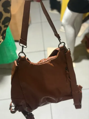 Mochila marrom , espaçosa 