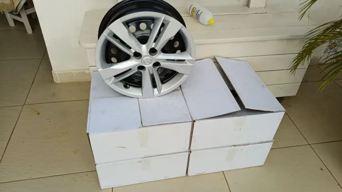 4 Rodas originais do nissan kicks, e 4 Calotas originais. Rodas e Calotas novas.