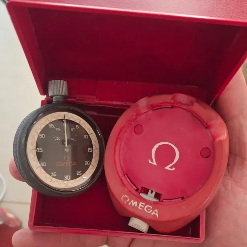 Raro conjunto - Cronógrafo Omega com suporte e caixa