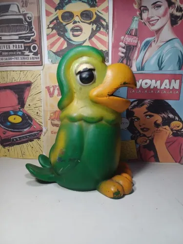 Boneco famoso de vinil sem falador