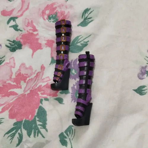 Monster High - Botas Clawdeen Wolf "Básica" (Mattel)
