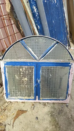 Janela de ferro antiga para banheiro