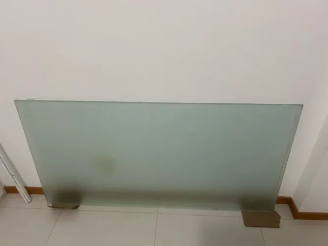 Divisória de vidro com 1,415 m de altura e 0,78 m de largura 