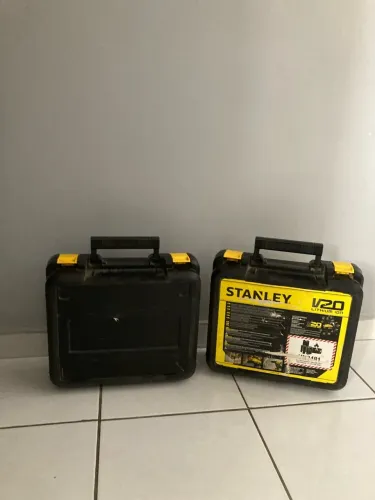 Combo furadeira Stanley v20 com bateria e carregado usada