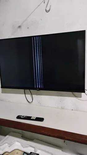 TV TCL Smart TV com tela queimada - funcionando Wi-Fi, som e apps.