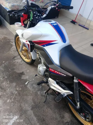 Titan 160 vendo ou troco por carro soo meu interesse 