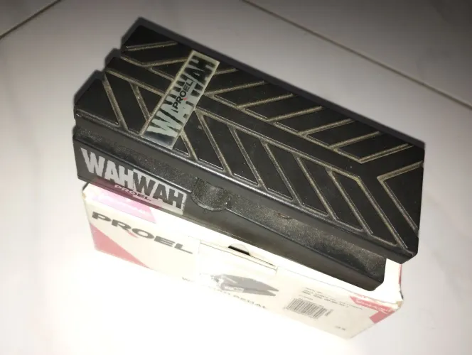 Pedal de efeito wah-wah Proel vintage, modelo produzido na Itália.