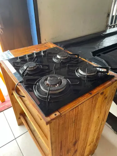 Fogão Cooktop com apoio de madeira pronto pra uso