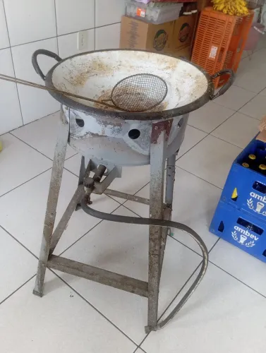 Vendo tacho com a panela e a espátula por 200 tem conversa tá um pouco sujo mas lavarei