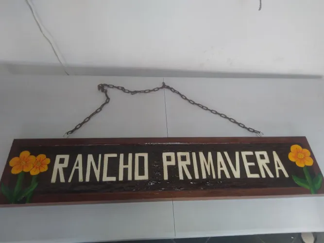 Placa entalhada na madeira