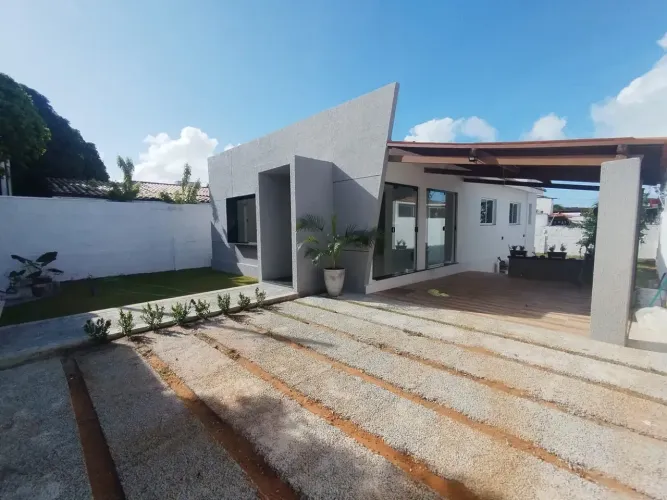 JB CASA EM PONTA NEGRA COM 3 QUARTOS SENDO 1 SUÍTE, PISO PORCELANATO MEDINDO 143m².