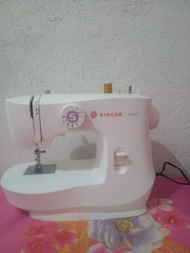 Vende-se Máquina de Costurar Singer M1605( Semi Nova) Apenas 1 ano de uso.