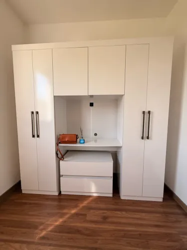 Guarda roupa casal com espaço pra tv