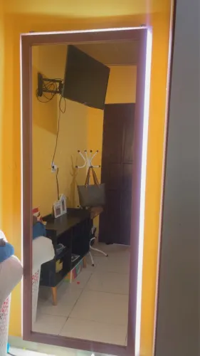 Espelho com moldura em MDF e iluminação com led