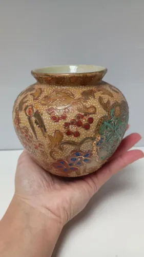vaso de porcelana japonesa Satsuma pintura artesanal rico em detalhes em relevo