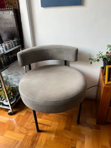 Poltrona redonda com encosto curvado