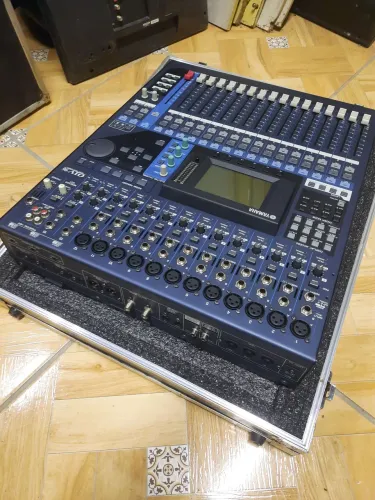 Mesa Yamaha 01V com case