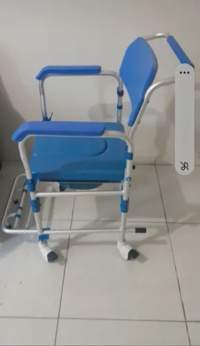 Cadeira de banho semi nova