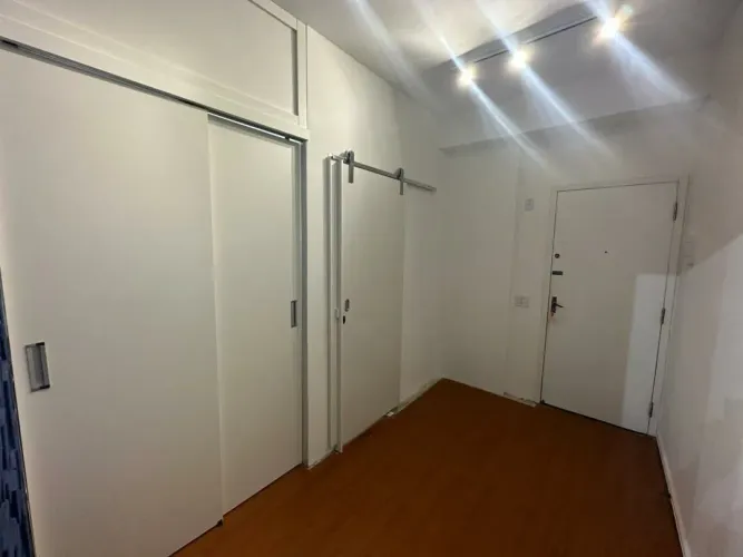 ALUGO OU VENDO SALA COMERCIAL COM COZINHA NO CENTRO DO RIO DE JANEIRO. SALA REFORMADA SEMI
