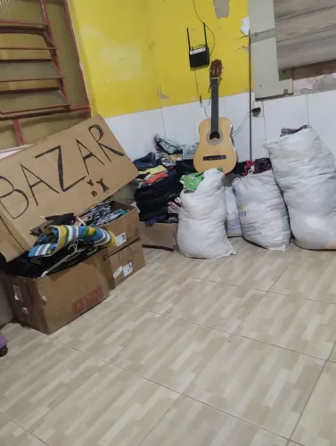 Roupa para o bazar alguém tiver interessado é roupa que são tudo boa e vai junto com o cab