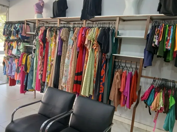 Lote com 563 Roupas Femininas e Masculinas - Estoque de Loja
