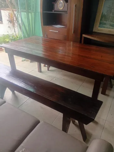 Mesa e 2 bancos em madeira