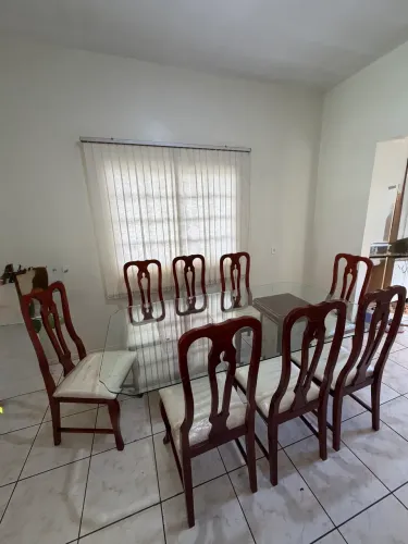Sala de Jantar com aparador e espelho