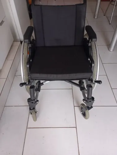 Cadeira de rodas semi nova