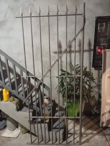 Portão de ferro maciço com lança