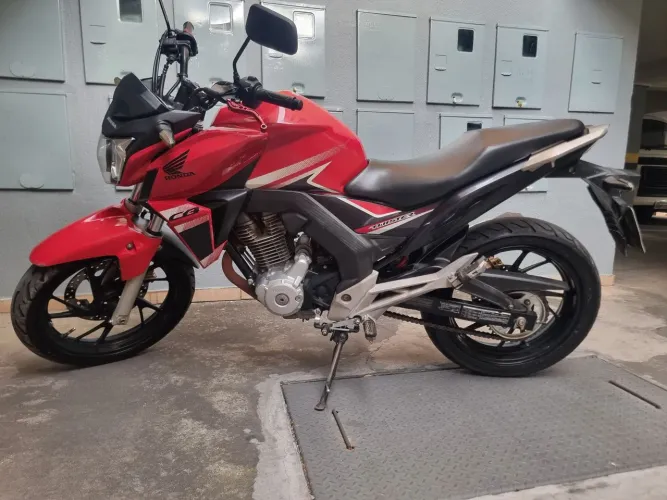 Twister 2018 Vermelha MUITO conservada!