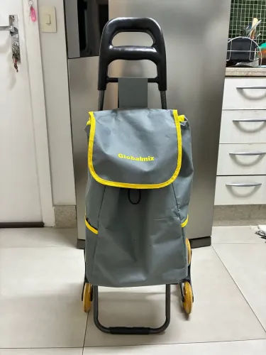 Carrinho de feira sobe escadas