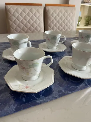 Vende-se um jogo de xícaras com Pires e pratos de porcelana 