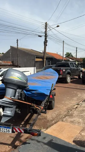 Vendo barco com motor e carreta