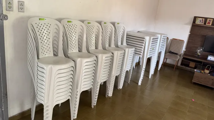 Vendo cadeiras de plástico sem braço.